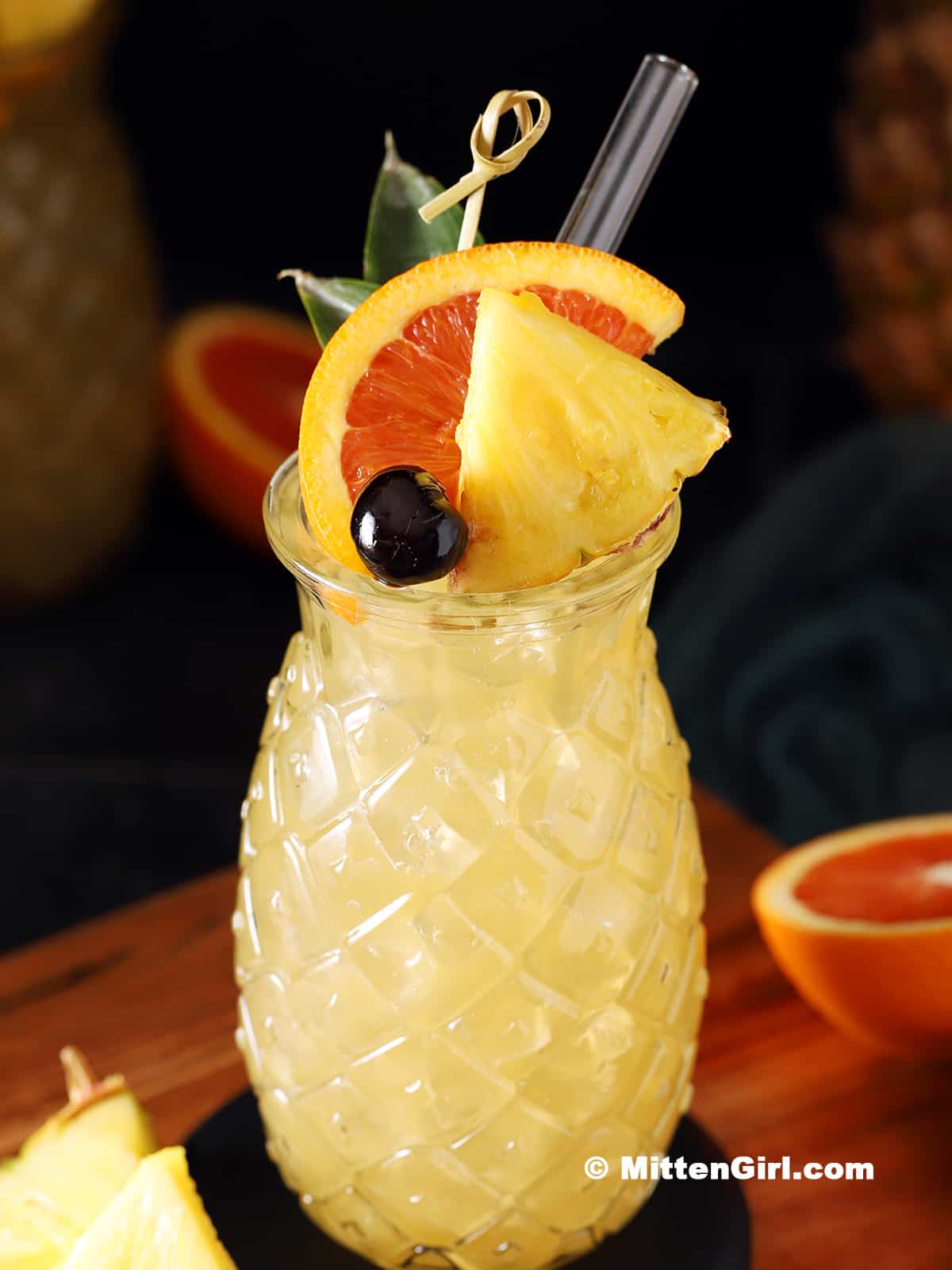 A pineapple glass of easy tiki cocktail.