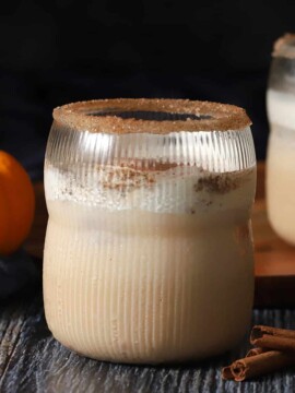 A glass of pumpkin spice white Russian cocktail.