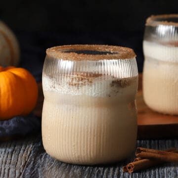 A glass of pumpkin spice white Russian cocktail.