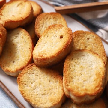 A platter of crostini.