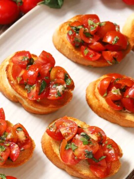 A tray of bruschetta al pomodoro.