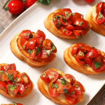 A tray of bruschetta al pomodoro.